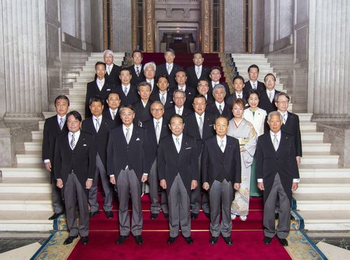 1/29(月)衆議院議長を囲み各委員長の集合写真。