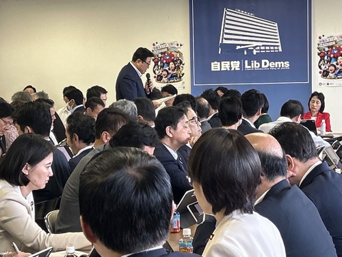 6/9(月)自民党政調全体会議で要望する長坂厚労部会長。